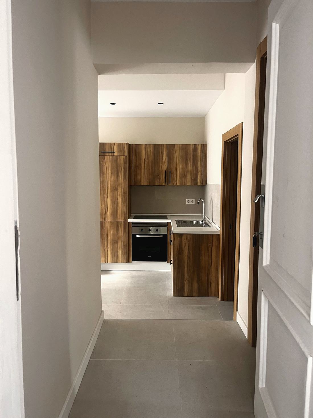 Pasillo con vistas a la cocina de madera